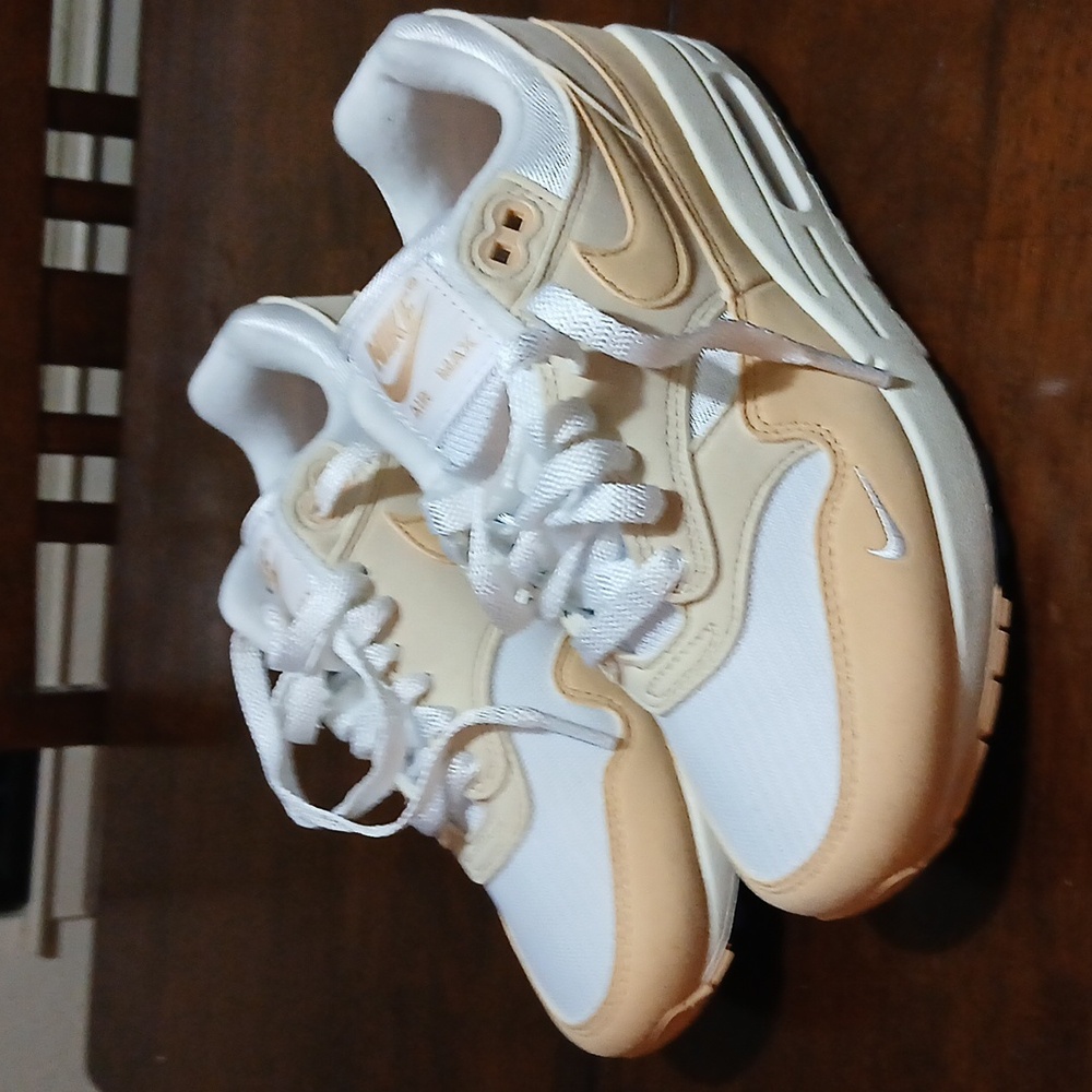 NWOT NIKE AIR MAX 1 87